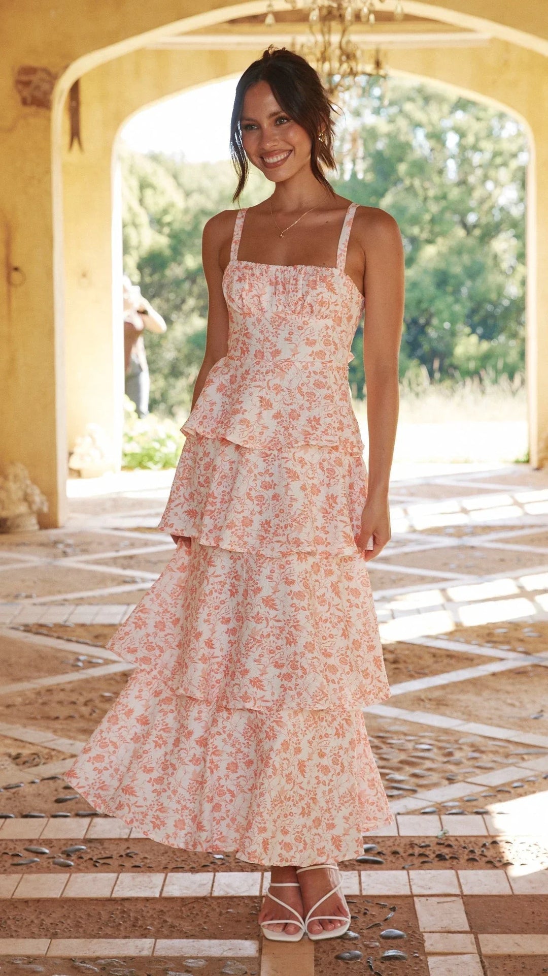 Robe longue à volants pour femme, en coton léger, avec bretelles larges et design fluide pour un confort quotidien.