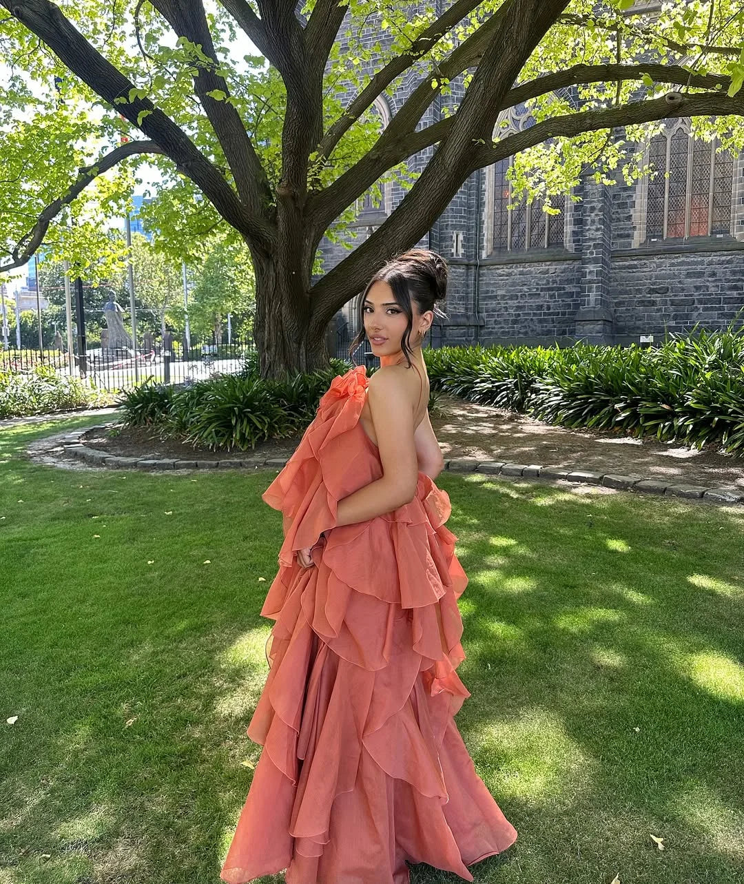 Robe longue femme avec volants superposés, en coton léger, offrant une coupe fluide et un confort optimal pour toutes les…