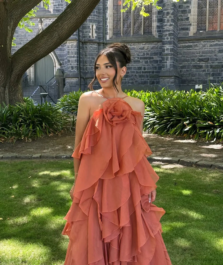 Robe longue femme avec volants superposés, en tissu léger, présentant un design fluide et élégant pour un style décontracté.