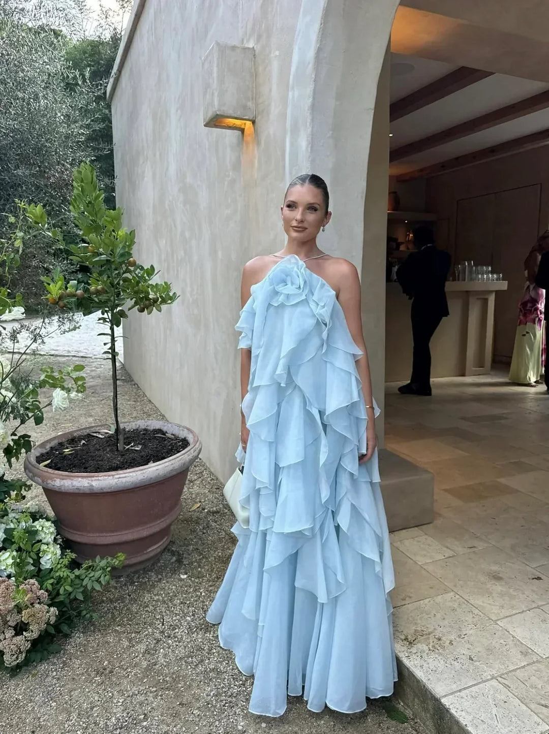 Robe longue femme avec volants superposés, en tissu léger, offrant une silhouette fluide et élégante pour toutes les…