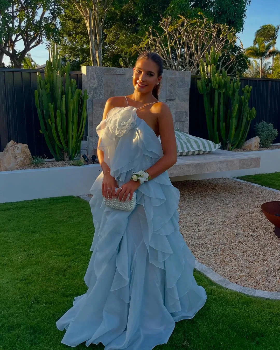 Robe longue bleu femme avec volants superposés en tissu léger, parfaite pour les occasions estivales.