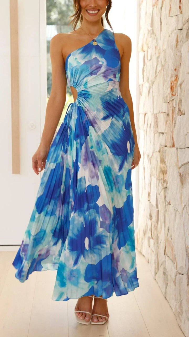 Robe longue bleue à fleurs, plissée, une épaule, en tissu léger idéal pour l'été. Parfaite pour une sortie décontractée.
