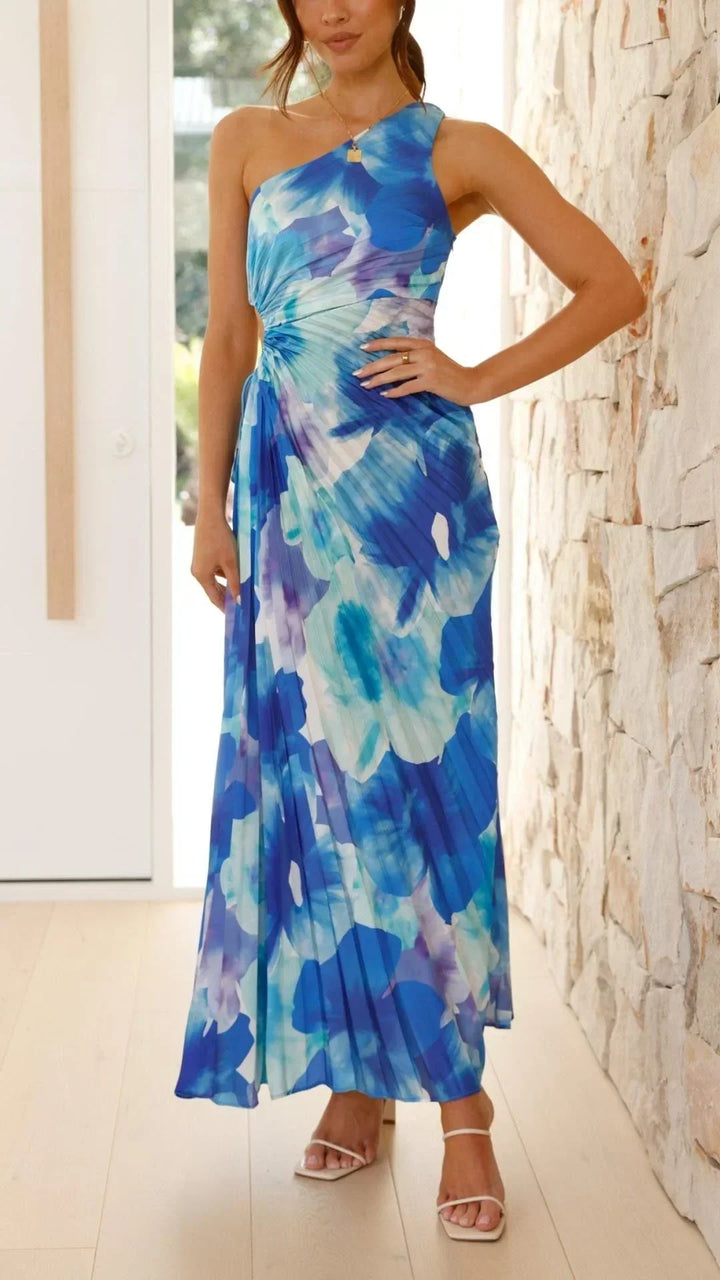 Robe longue bleu à fleurs, une épaule, plissée, idéale pour l'été, en tissu léger. Design féminin et élégant.