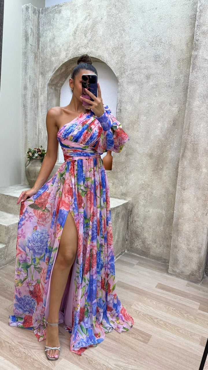 Robe longue fluide à une épaule, tissu floral léger, fente sur le côté, idéale pour les soirées d'été.