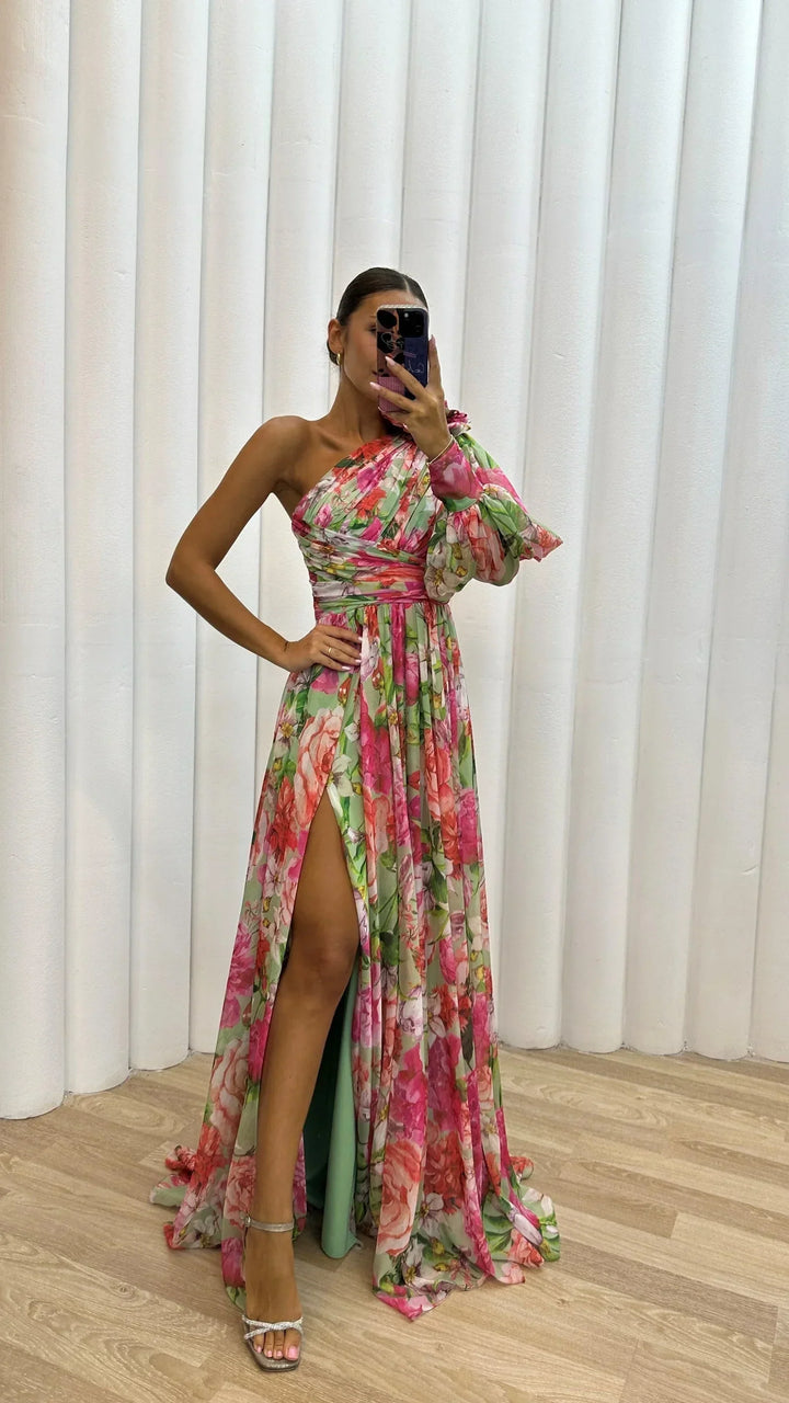Robe longue fluide à une épaule avec fente, motif floral d'été, idéale pour les soirées en plein air.