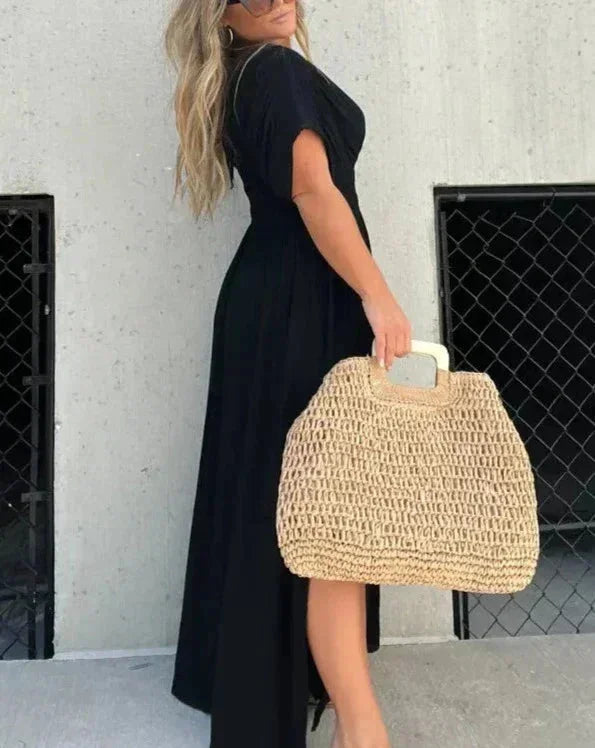 Robe longue fluide en tissu léger avec col en V et manches courtes, parfaite pour les journées d'été.