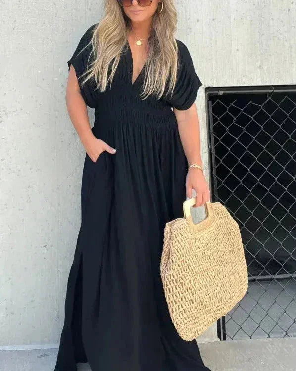 Robe longue fluide en viscose, col en V, manches courtes, silhouette décontractée et motif floral léger.