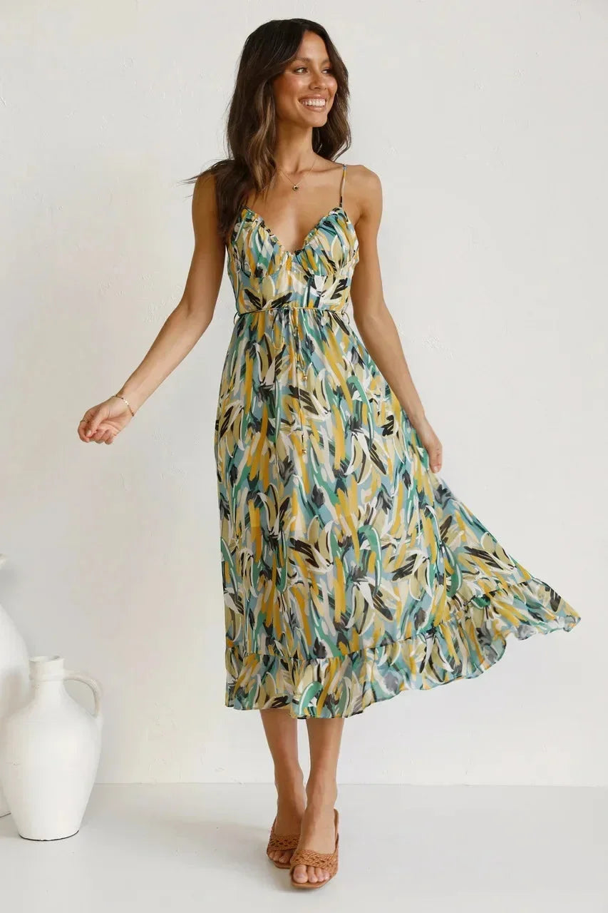 Robe longue en matière fluide, avec un imprimé vibrant, bretelles fines et décolleté en V, parfaite pour l'été.