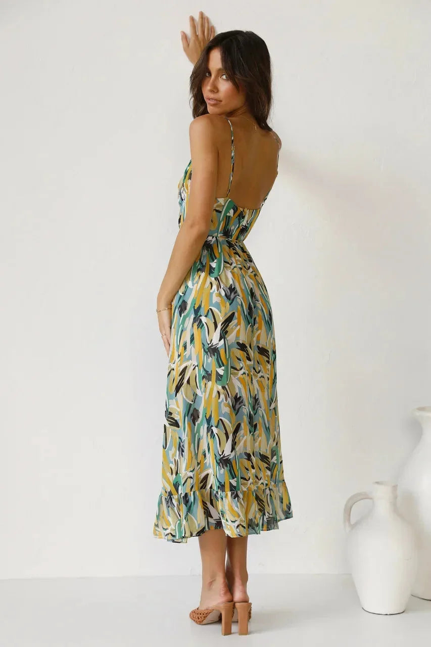 Robe longue en tissu fluide, imprimé vibrant, bretelles fines et décolleté en V, idéale pour l'été.