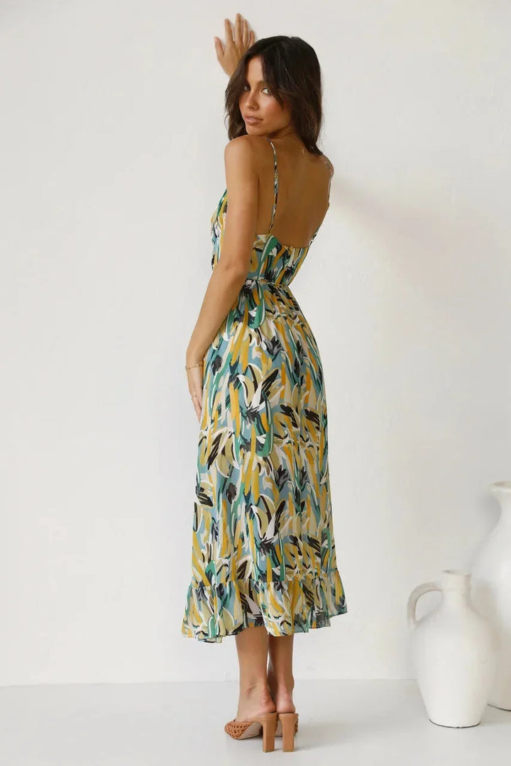 Robe longue en tissu fluide, imprimé vibrant, bretelles fines et décolleté en V, idéale pour l'été.