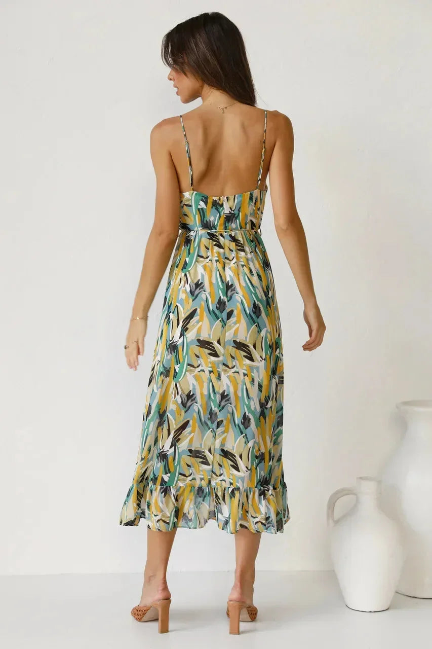 Robe longue fluide avec imprimé coloré, bretelles fines et décolleté en V, idéale pour l'été, en tissu léger et agréable.