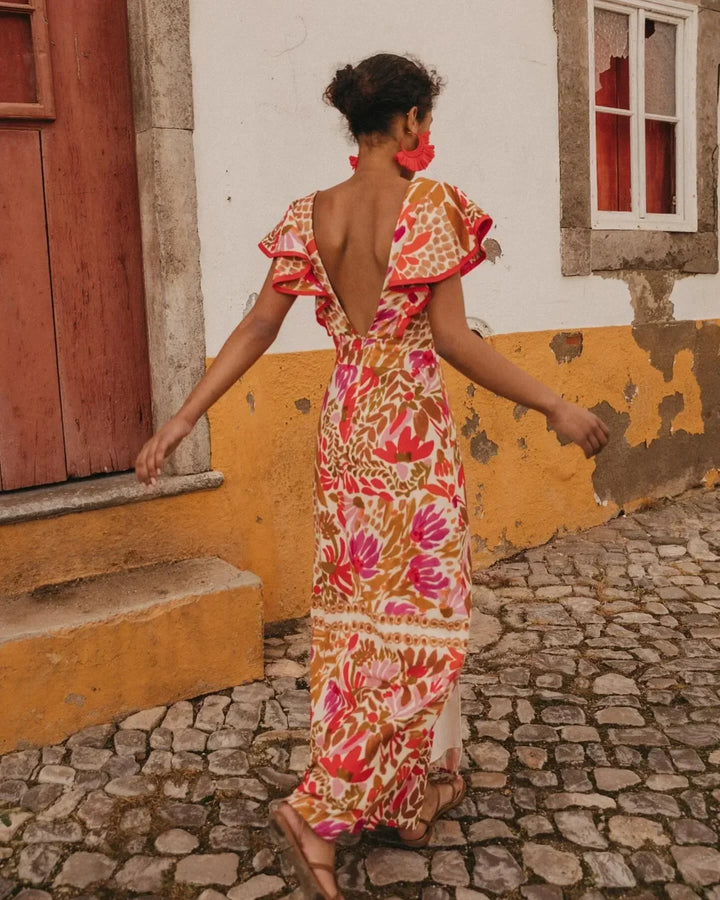 Robe longue fluide rouge à fleurs avec manches volantées, col en V et fente, idéale pour l'été. Matière légère et aérée.