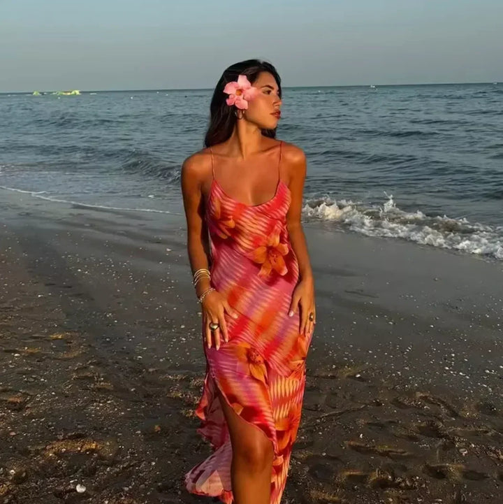 Robe longue estivale à imprimé floral, bretelles fines, en tissu léger, idéale pour la plage. Design élégant et confortable.