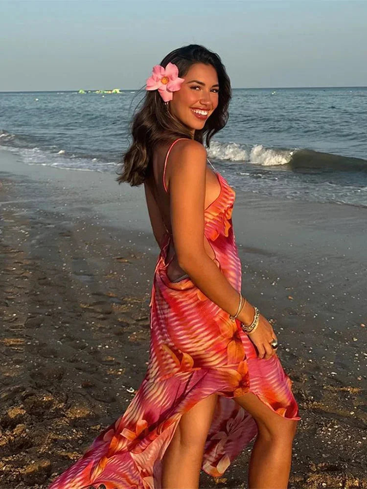 Robe longue à imprimé floral, conçue en tissu léger avec bretelles fines, idéale pour les journées d'été à la plage.