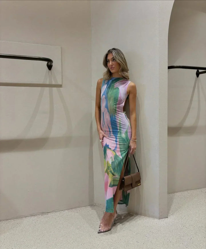 Robe longue sans manches avec imprimé tropical multicolore, en tissu léger et coupe ajustée pour l'été.