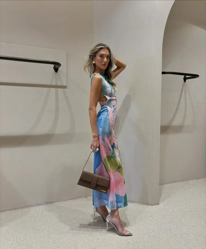 Robe longue sans manches au motif tropical multicolore, coupe ajustée, idéale pour les journées d'été.