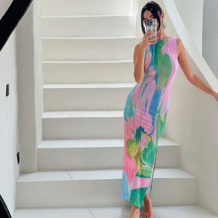 Robe longue sans manches au motif tropical multicolore, en tissu léger, coupe ajustée idéale pour l'été.