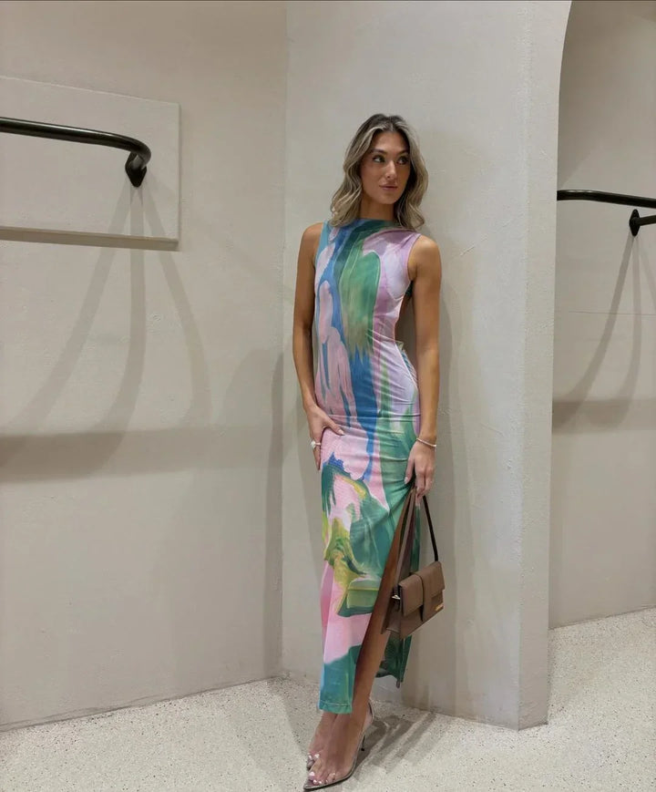 Robe longue sans manches, imprimé tropical multicolore, coupe ajustée en tissu léger, idéale pour l'été.