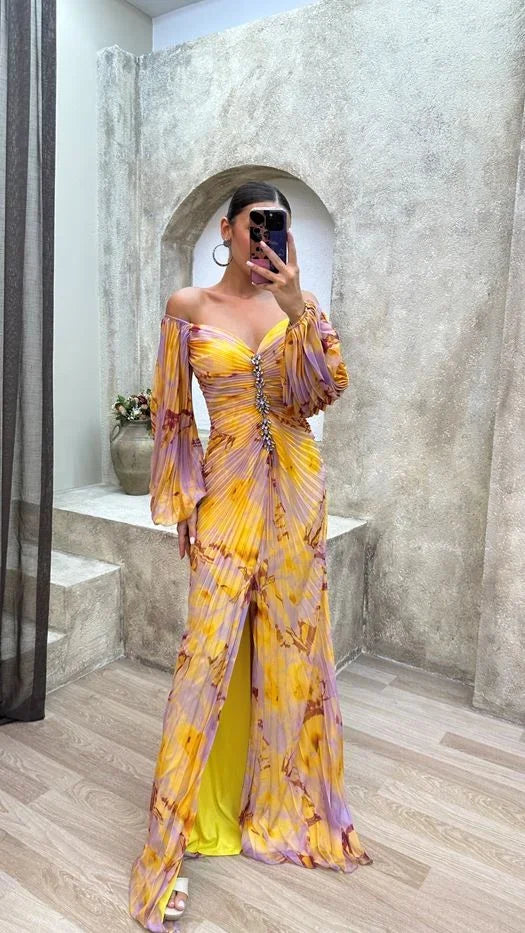 Robe longue jaune plissée en tissu léger, col en V, manches longues, parfaite pour un mariage avec détails élégants.