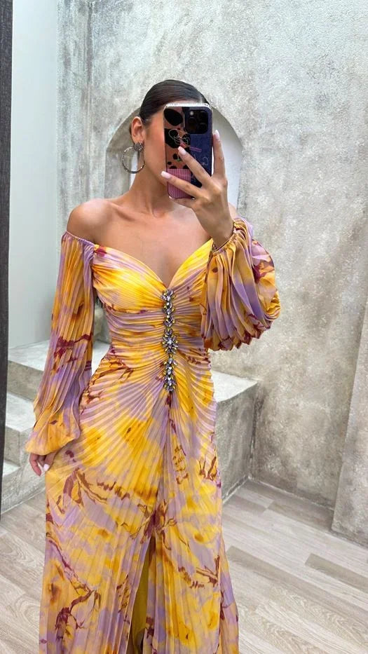 Robe longue jaune plissée en tissu léger, col en V, manches longues, parfaite pour un mariage avec détails raffinés.