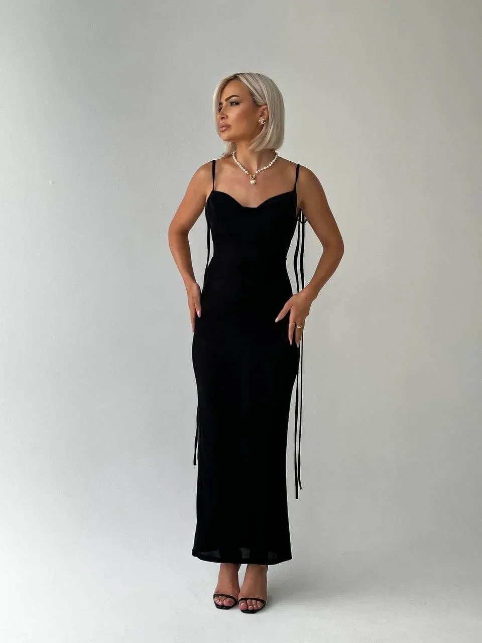 Robe longue en chiffon léger, dos nu avec liens ajustables, parfaite pour les occasions estivales.