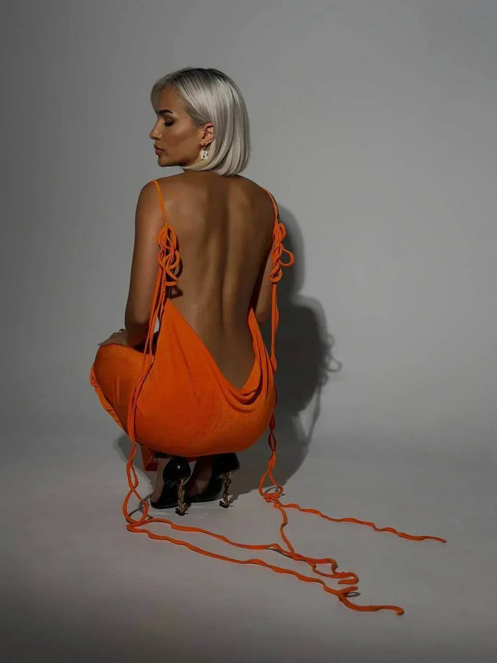 Robe longue orange en tissu léger, dos nu avec liens ajustables pour un ajustement personnalisé et un style décontracté.