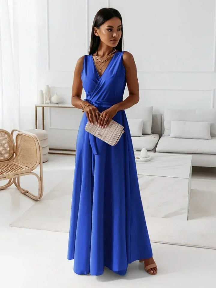 Robe longue maxi plissée sans manches, col en V, en tissu léger pour un confort optimal avec un design fluide et élégant.