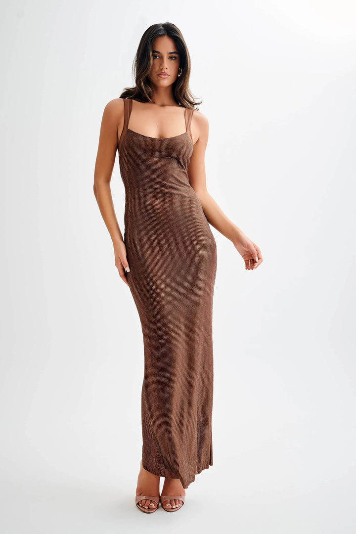 Robe longue pailletée marron, avec bretelles fines et tissu léger, parfaite pour des occasions spéciales.