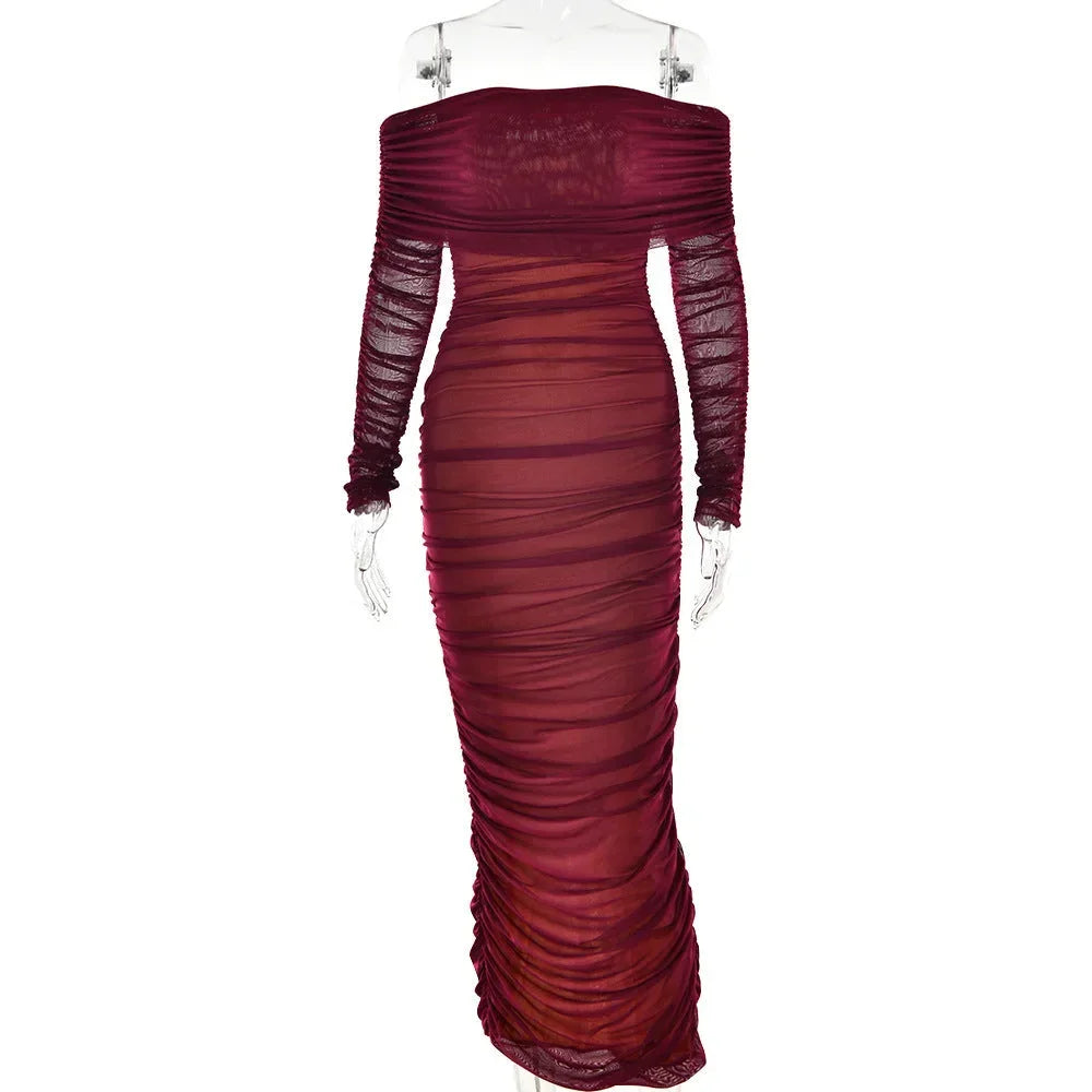 Robe longue en tissu transparent, épaules dénudées, froncée, manches longues, idéale pour les soirées élégantes.