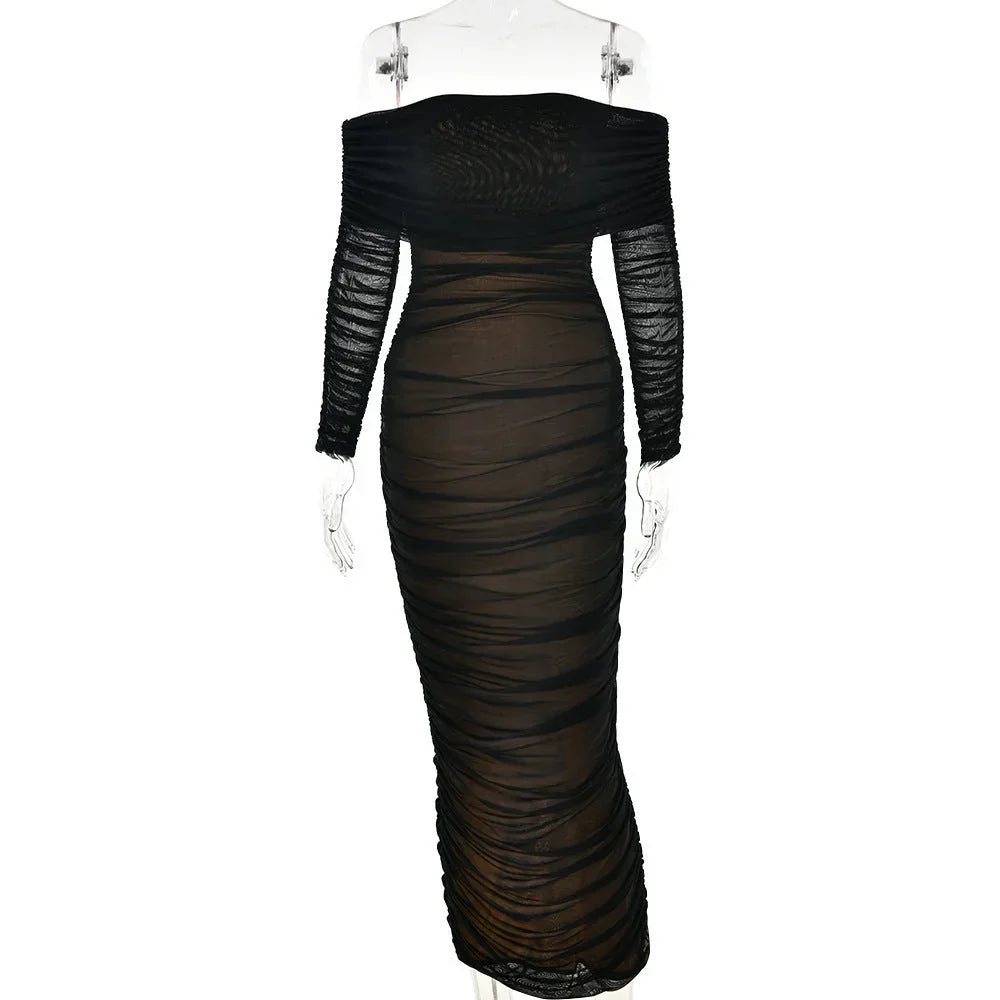 Robe longue froncée à épaules dénudées, manches longues et tissu transparent, idéale pour une soirée élégante.