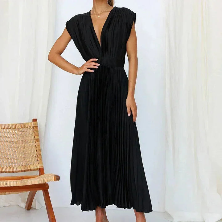 Robe longue plissée, décolleté en V, manches courtes, en tissu léger et fluide, parfaite pour les journées ensoleillées.