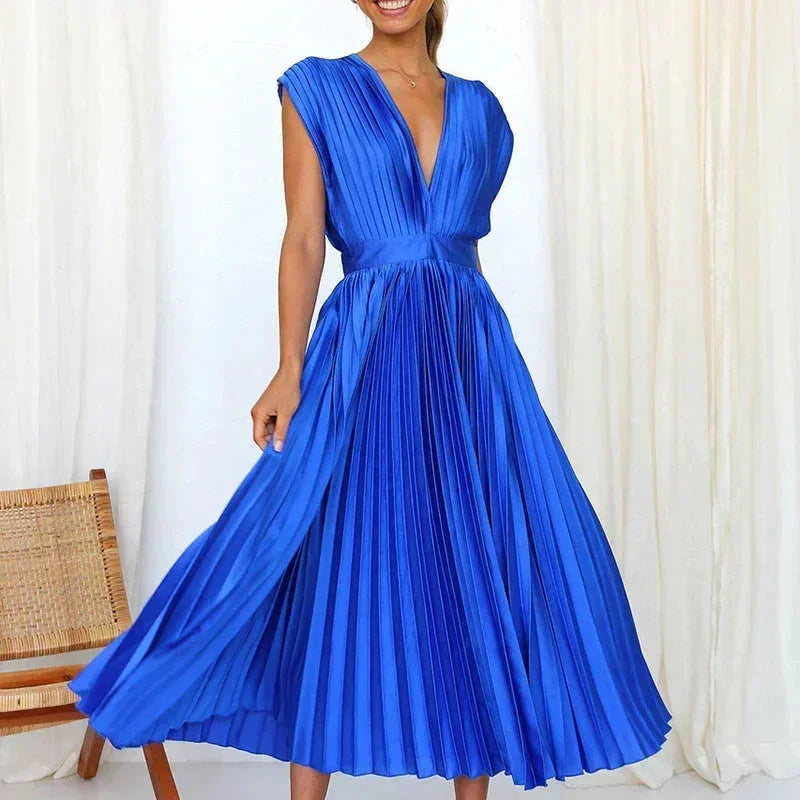 Robe longue plissée, décolleté en V, manches courtes, en tissu léger et fluide, idéale pour les occasions décontractées.