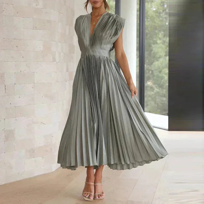 Robe longue plissée gris, décolleté en V, manches courtes, en matière fluide pour un style élégant et décontracté.