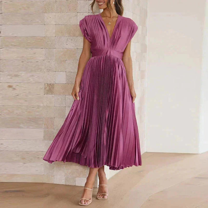 Robe longue plissée lilas avec décolleté en V et manches courtes, en tissu léger et fluide pour un confort optimal.