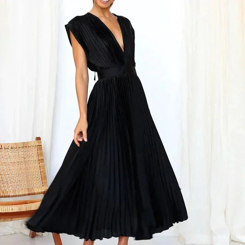 Robe longue plissée noire avec décolleté en V, manches courtes, en polyester léger pour un port confortable.