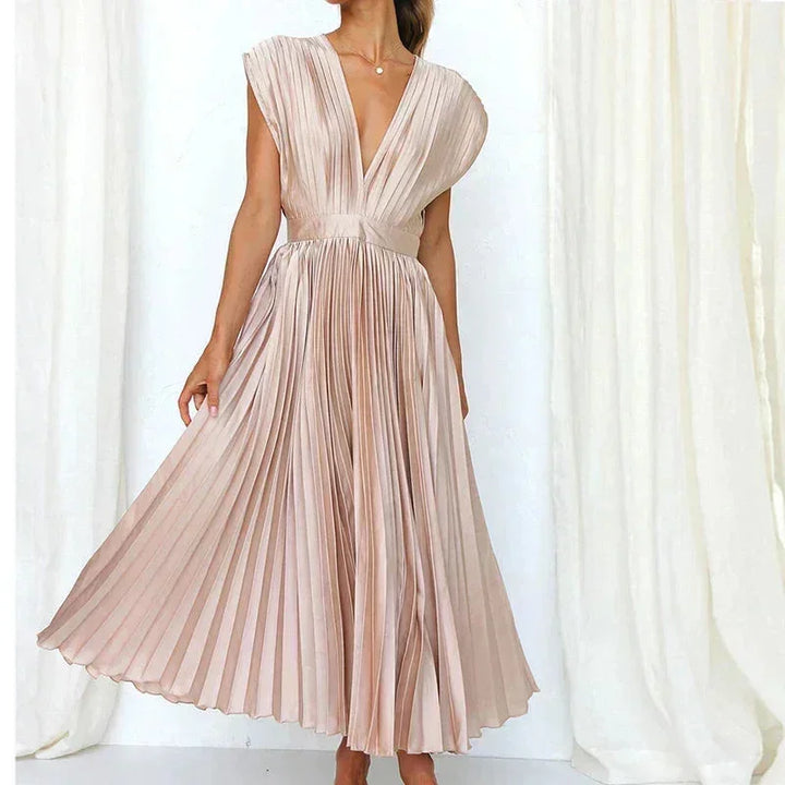 Robe longue plissée rose, décolleté en V, manches courtes, fabriquée en polyester léger, idéale pour les journées estivales.