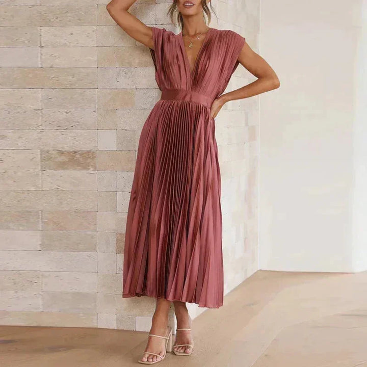 Robe longue plissée rouge, décolleté en V, manches courtes, en tissu léger pour un confort et un style décontracté.