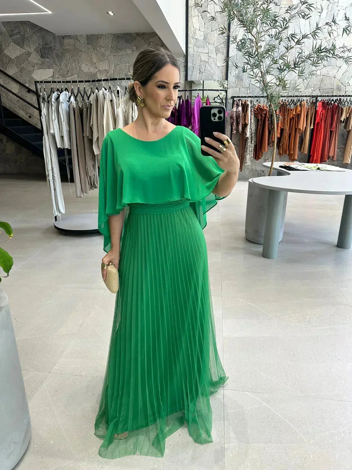 Robe longue plissée verte pour femme, manches fluides, col rond, en tissu léger et respirant idéal pour les journées chaudes.