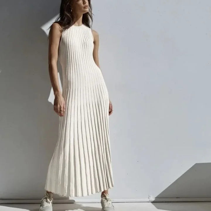 "Robe longue plissée sans manches en tissu fluide, parfaite pour des soirées d'été élégantes et confortables."