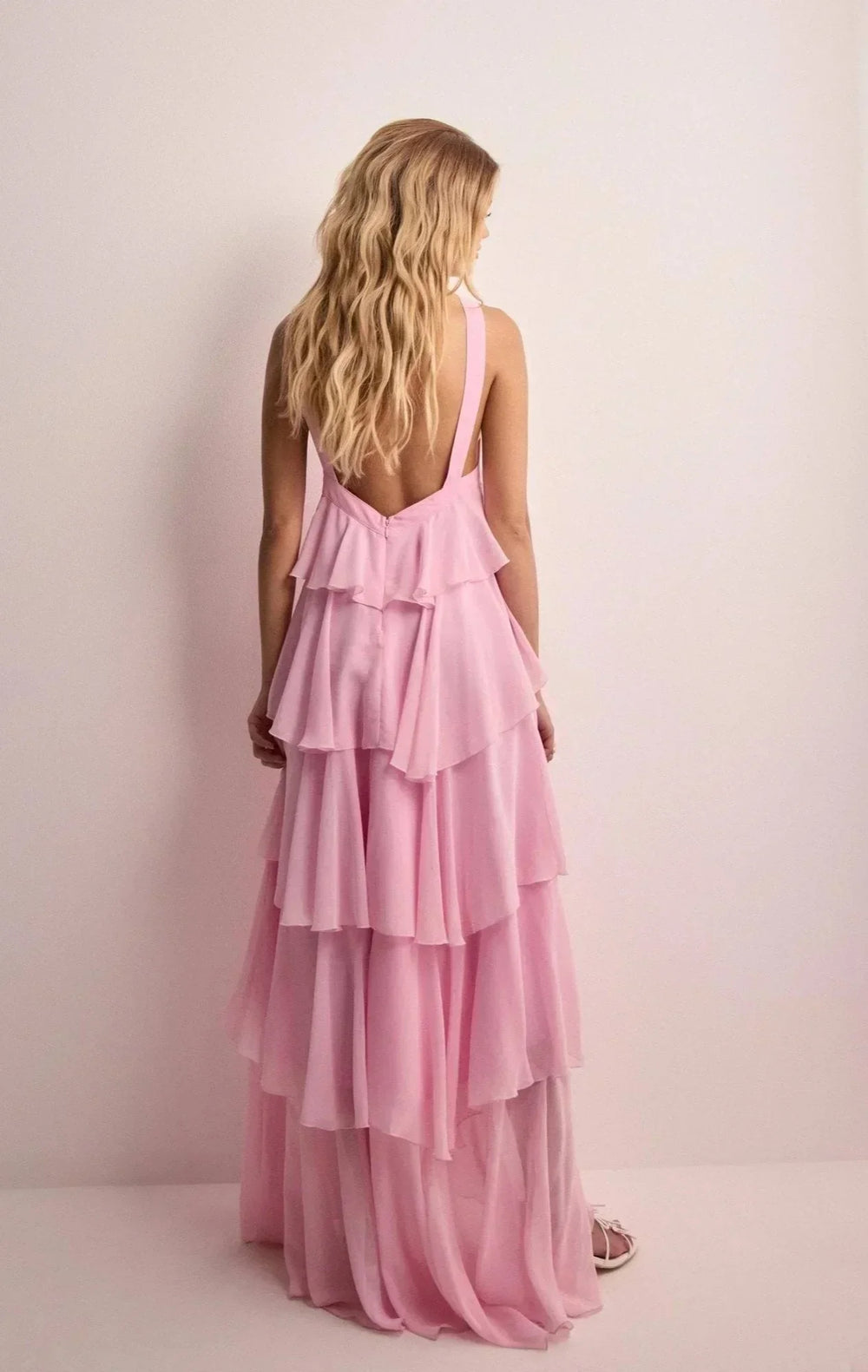 Robe longue rose en chiffon, col licou, avec volants floraux, parfaite pour les occasions estivales et les événements…