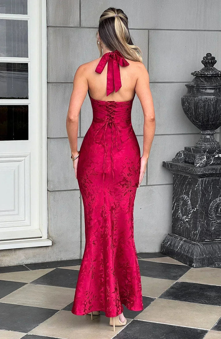 Robe longue rouge en satin, col licou élégant, nœud à la taille pour un ajustement flatteur, parfaite pour les soirées.