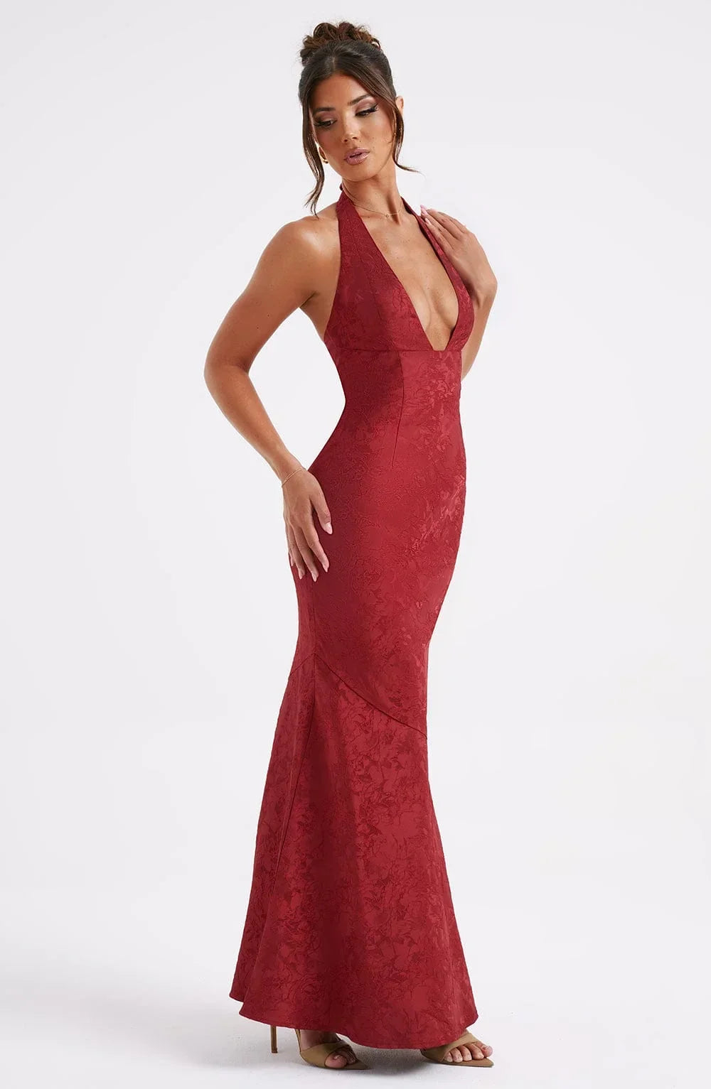 Robe longue rouge en satin, col licou, nœud à la taille, idéale pour des soirées élégantes.