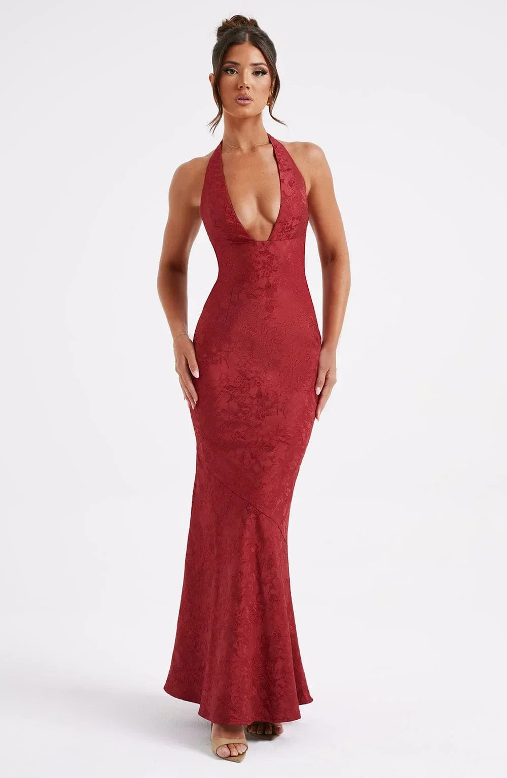 Robe longue rouge, col licou avec nœud, en tissu léger, parfait pour soirée élégante ou événement spécial.