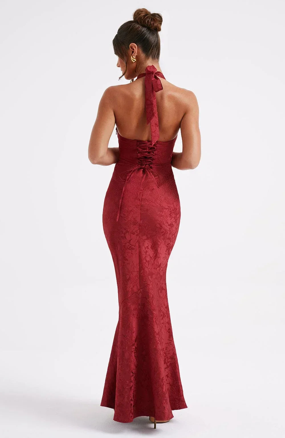 Robe longue rouge en satin avec col licou et nœud, idéale pour des événements élégants ou des soirées spéciales.