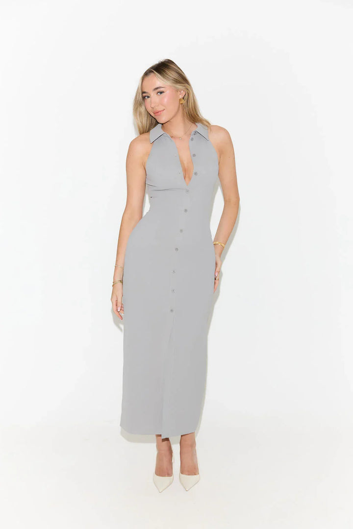 Robe longue sans manches avec col en V, en tissu léger et fluide, idéale pour les journées d'été décontractées.