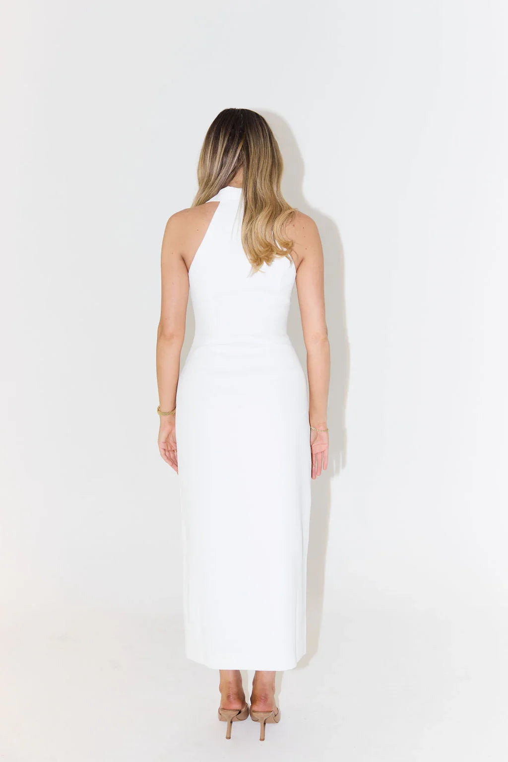 Robe longue sans manches en tissu léger, col en V, coupe fluide, idéale pour les journées ensoleillées.