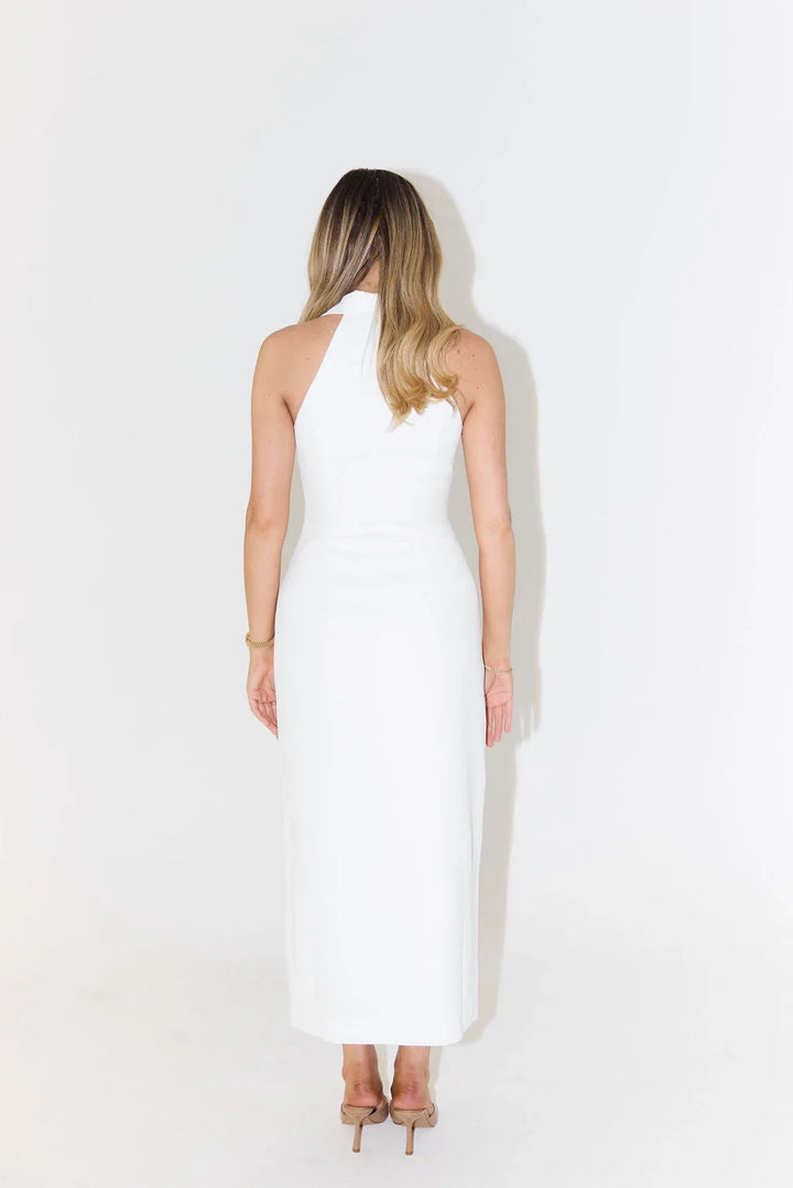 Robe longue sans manches en tissu léger, col en V, coupe fluide, idéale pour les journées ensoleillées.