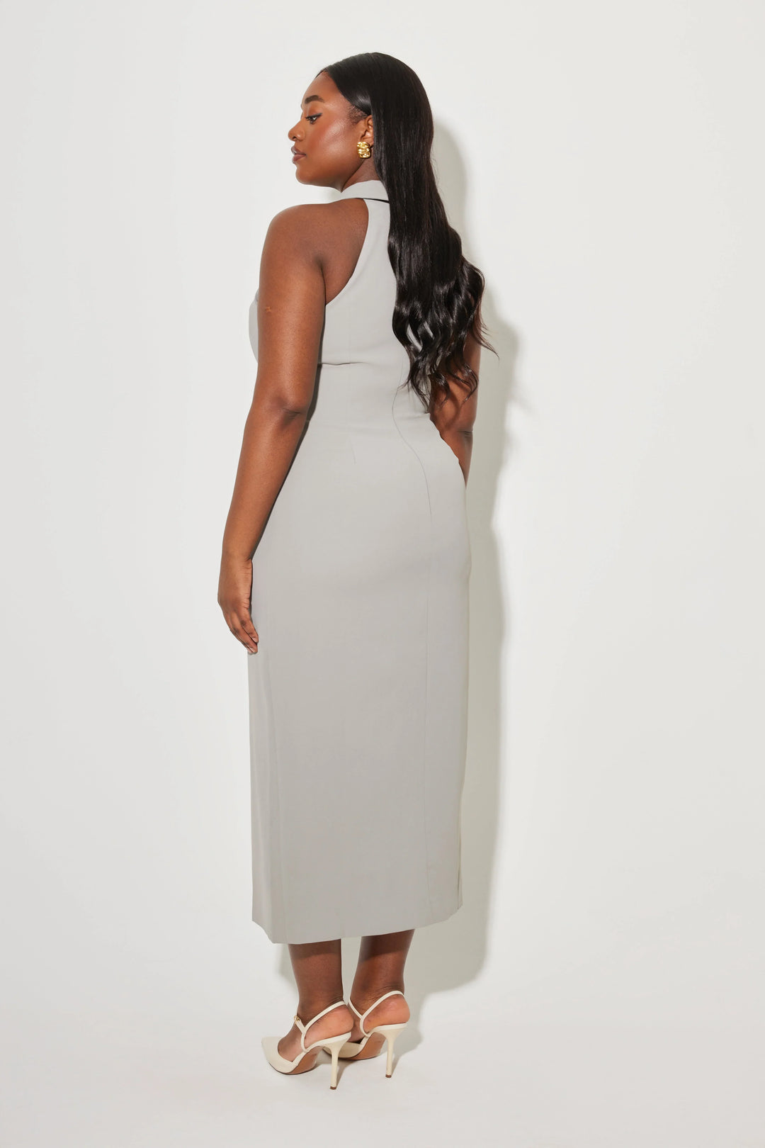 Robe longue sans manches en tissu léger, col en V et coupe fluide, parfaite pour les journées d'été décontractées.