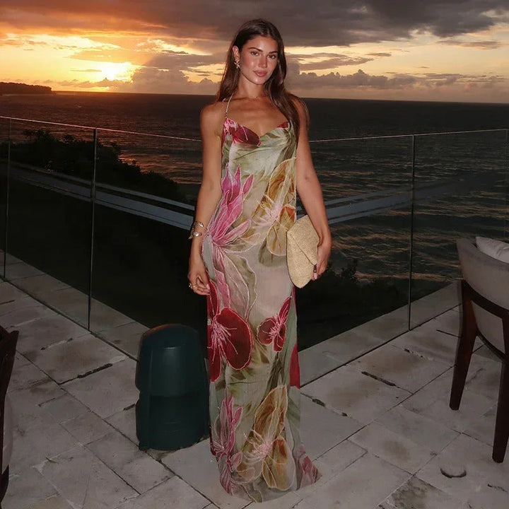 Robe longue sans manches à fleurs multicolores, fendue avec un col en V, idéale pour les journées d'été.