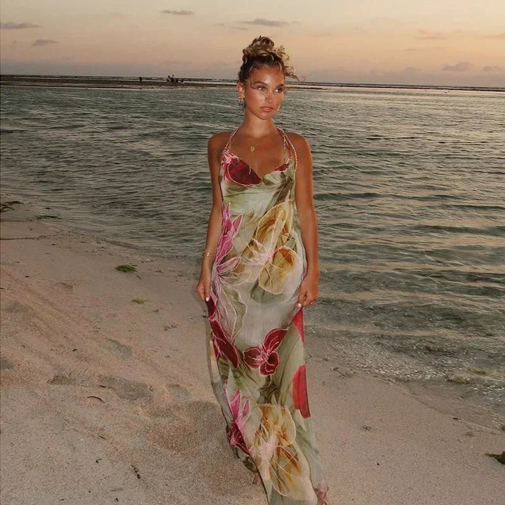 Robe longue sans manches à fleurs multicolores, fendue avec un col en V, idéale pour les journées d'été en tissu léger.